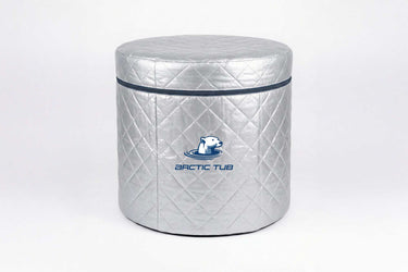 Extra Isolierung für Penguin Tub Pro Eisbecken – silberne Thermo-Schutzhülle mit Reißverschluss-Deckel und Arctic Tub Logo, Frontansicht