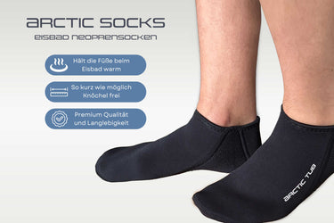 Zwei Füße in schwarzen Neoprensocken, die speziell für Eisbäder, Kältetherapie und Outdoor-Kälteanwendungen entwickelt wurden. Sie halten die Füße warm, lassen den Knöchel möglichst frei und bieten Premium-Qualität sowie Langlebigkeit.