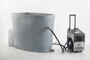Ein hellgrauer, freistehender Eisbad-Behälter (Polar Bear Tub) mit angeschlossenem Wasserkühlsystem und Teleskopgriff. Ideal für Eisbäder, Kältetherapie und Outdoor-Kälteanwendungen.
#farbe_steinoptik-hell