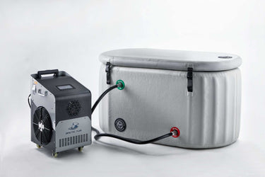 Ein grauen, flexibler Eisbad-Behälter mit angeschlossenem mobilen Kühlsystem. Ideal für Eisbäder, Kältetherapie und Outdoor-Kälteanwendungen.
#farbe_grau