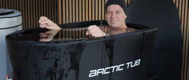 Eisbadespaß mit Arctic Tub bei Frost