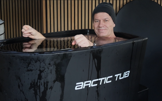 Eisbadespaß mit Arctic Tub bei Frost