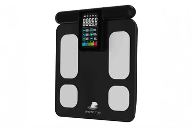 Hochkant Ansicht eines flachen, schwarzen Körperanalysegeräts auf weißem Hintergrund – ideal zur Unterstützung von Eisbädern, Kältetherapie und Outdoor-Kälteanwendungen.