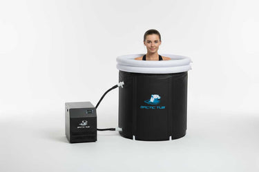 Frau beim Eisbaden im Penguin Tub Pro mit Arctic Cool Basic Kühlgerät - Eisbad Komplettset in Anwendung