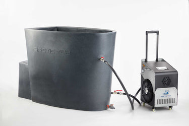 Ein dunkel, freistehender Eisbad-Behälter (Polar Bear Tub) mit angeschlossenem Wasserkühlsystem und Teleskopgriff. Ideal für Eisbäder, Kältetherapie und Outdoor-Kälteanwendungen.
#farbe_steinoptik-dunkel