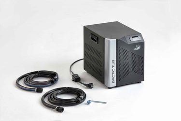 Arctic Cool Basic 2 Plus Lieferumfang – Kühlgerät mit Verbindungsschläuchen, Schlüssel und Zubehör für Eisbad-Anschluss