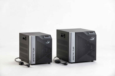 Größenvergleich Arctic Cool Basic 2 und Arctic Cool Basic 2 Plus Eisbad Kühlgeräte nebeneinander – Frontansicht