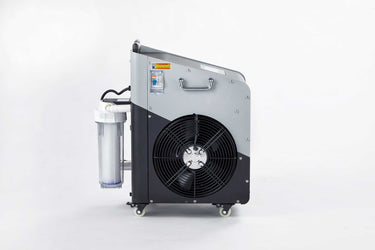 Seitliche Ansicht eines mobilen Wasserkühlsystems mit großem Ventilator und integrierter Filtereinheit. Perfekt für Eisbäder, Kältetherapie und Outdoor-Kälteanwendungen.