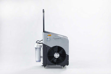Seitenansicht eines mobilen Wasserkühlsystems mit großem Ventilator und integrierter Filtereinheit. Ideal für Eisbäder, Kältetherapie und Outdoor-Kälteanwendungen.