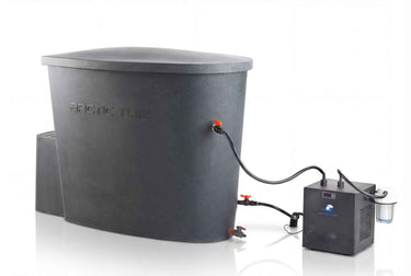 Ein mittelgroßer, grauer grauer Eisbad-Behälter (Polar Bear Mini) mit angeschlossenem Kühlsystem in seitlicher Ansicht. Ideal für Eisbäder, Kältetherapie und Outdoor-Kälteanwendungen.
#farbe_steinoptik-dunkel