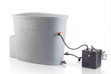 Ein mittelgroßer, grauer Eisbad-Behälter (Polar Bear Mini) mit angeschlossenem Kühlsystem in seitlicher Ansicht. Ideal für Eisbäder, Kältetherapie und Outdoor-Kälteanwendungen.
#farbe_steinoptik-hell