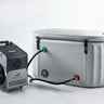 Ein grauen, flexibler Eisbad-Behälter mit angeschlossenem mobilen Kühlsystem. Ideal für Eisbäder, Kältetherapie und Outdoor-Kälteanwendungen.

#farbe_grau