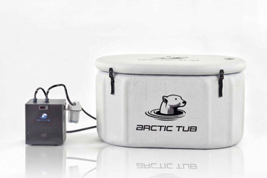 Ein grau, flexibler Eisbad-Behälter (Arctic Tub) mit Deckel, angeschlossen an ein kompaktes Wasserkühlsystem samt Filtereinheit. Ideal für Eisbäder, Kältetherapie und Outdoor-Kälteanwendungen.
#farbe_grau