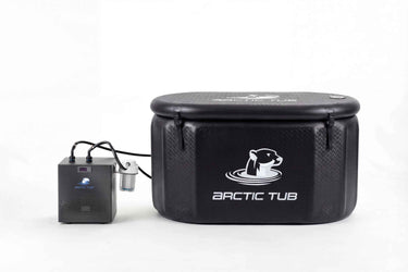 Ein schwarz, flexibler Eisbad-Behälter (Arctic Tub) mit Deckel, angeschlossen an ein kompaktes Wasserkühlsystem samt Filtereinheit. Ideal für Eisbäder, Kältetherapie und Outdoor-Kälteanwendungen.
#farbe_schwarz