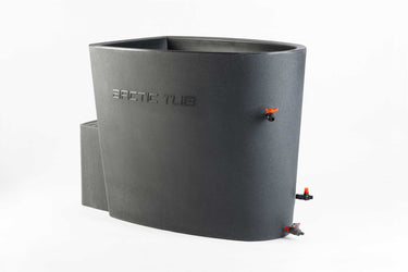 Polar Bear Eisbadewanne dunkle Steinoptik (Anthrazit) ohne Deckel - Frontansicht mit Trittstufe und Absperrhähnen #farbe_steinoptik-dunkel