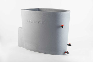 Polar Bear Eisbadewanne helle Steinoptik ohne Deckel - Frontansicht mit sichtbarer Sitzbank und Trittstufe #farbe_steinoptik-hell