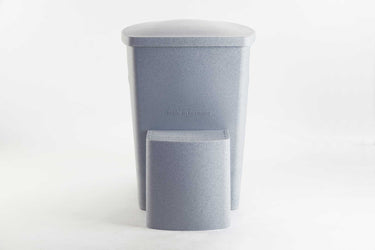 Arctic Tub Polar Bear Eisbadewanne in heller Steinoptik von hinten mit Deckel und "Made in Germany" Prägung, inklusive seitlicher Trittstufe
#farbe_steinoptik-hell