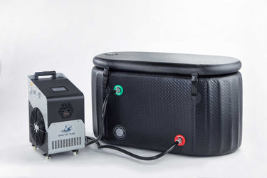 Ein schwarzer, flexibler Eisbad-Behälter mit angeschlossenem mobilen Kühlsystem. Ideal für Eisbäder, Kältetherapie und Outdoor-Kälteanwendungen.
#farbe_schwarz