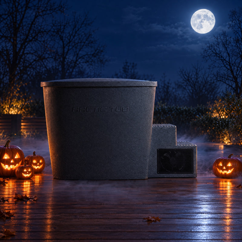 Polar Bear Tub All-in-One in dunkler Steinoptik bei Nacht mit Vollmond und Halloween-Kürbissen