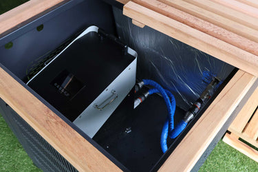 Innenansicht eines rechteckigen Eisbad-Behälters (Mammut Tub) mit integriertem Wasserkühlsystem, blauen Schläuchen und silberner Isolierung unter der Holzabdeckung. Ideal für Eisbäder, Kältetherapie und Outdoor-Kälteanwendungen.