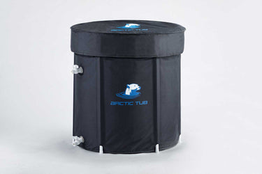 Ein schwarzer, zylindrischer Eisbad-Behälter (Penguin Tub Pro) mit abnehmbarem Deckel, seitlichen Anschlüssen und weißen Standfüßen. Ideal für Eisbäder, Kältetherapie und Outdoor-Kälteanwendungen.