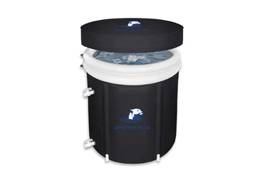 Ein schwarzer, zylindrischer Eisbad-Behälter (Penguin Tub Pro) mit weißem Rand und sichtbaren Eiswürfeln, abnehmbarem Deckel, seitlichen Anschlüssen und weißen Standfüßen. Ideal für Eisbäder, Kältetherapie und Outdoor-Kälteanwendungen.