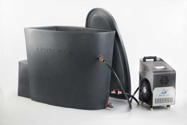 Ein dunkelgrauer, freistehender Eisbad-Behälter (Polar Bear Tub) mit passendem Deckel und angeschlossenem Wasserkühlsystem. Ideal für Eisbäder, Kältetherapie und Outdoor-Kälteanwendungen.
#farbe_steinoptik-dunkel