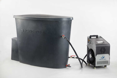 Ein dunkelgrauer, freistehender Eisbad-Behälter (Polar Bear Tub) mit angeschlossenem Wasserkühlsystem, ideal für Eisbäder, Kältetherapie und Outdoor-Kälteanwendungen.
#farbe_steinoptik-dunkel