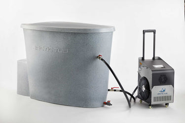 Ein hellgrauer, freistehender Eisbad-Behälter (Polar Bear Tub) mit angeschlossenem Wasserkühlsystem und Teleskopgriff. Ideal für Eisbäder, Kältetherapie und Outdoor-Kälteanwendungen.
#farbe_steinoptik-hell