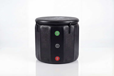 Polar Fox Barrel Schwarz Detailansicht Schlauchanschlüsse – zwei Anschlüsse für Kühlgerät-Verbindung an der Außenwand #farbe_schwarz