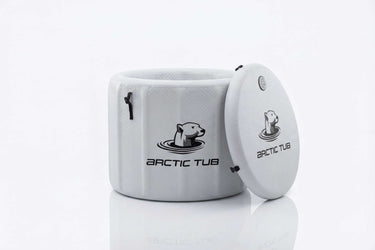 Polar Fox Barrel Eisbecken Grau seitlich mit aufgesetztem Deckel – aufblasbares Eisbad aus Drop-Stitch Material #farbe_grau