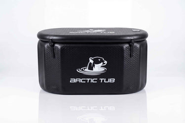 Ein schwarzer, flexibler Eisbad-Behälter mit Deckel, optimal für Eisbäder, Kältetherapie und Outdoor-Kälteanwendungen.
#farbe_schwarz